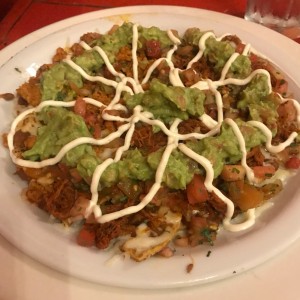 nachos especiales con carne y chorizo