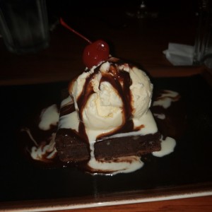 BROWNIE CON HELADO DE CHOCOLATE Y SIROPE CALIENTE