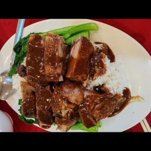 Comida completa con pato guisado 