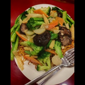 Fideos crocantes con vegetales 