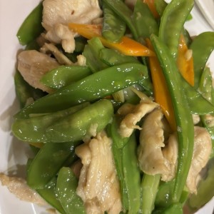 Filete de pollo con arvejas