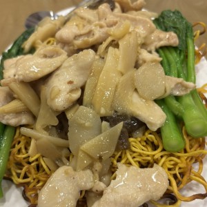 Fideos fritos con pollo 