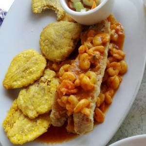 filete de corvina con patacones y ensalada