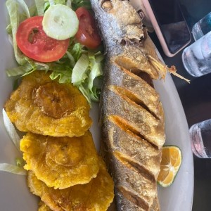 Pescado frito con Patacones