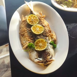 PESCADO ENTERO A LA PARRILLA