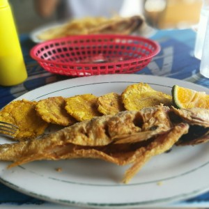 Corvina frita con patacones