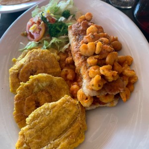 Filete de pescado con camarones y patacones