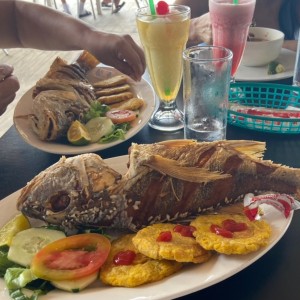 Pescado frito con patacones