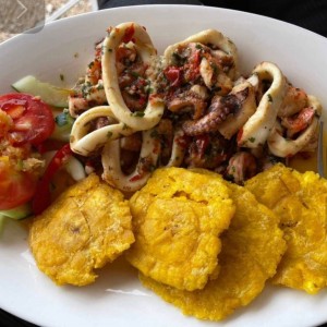 Mixto de mariscos con patacones