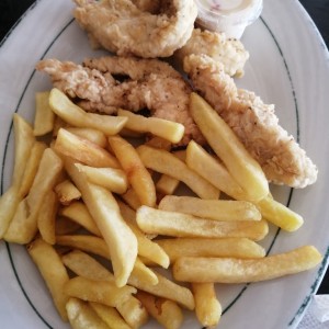 Deditos de pollo con papas fritas