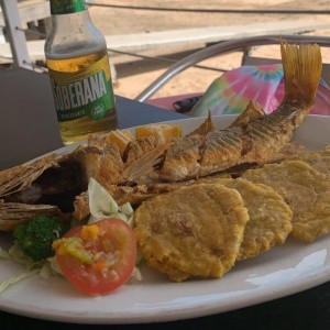 Corvina frita con patacones
