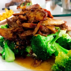 puerco liso con brocoli
