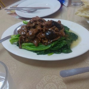 Carne con hojas de mostaza