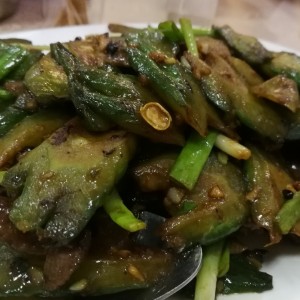 Pepino amargo con carne salteadas 