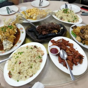 Pescado rasimo de uvas, filete de carne, Puerco Especial, Arroz estilo Chino, fideos estilo Chino