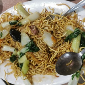 Fideos fritos estilo canton con vegetales