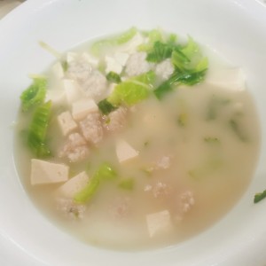Sopa de Bolita de Pescado con tofu y mostaza amarga
