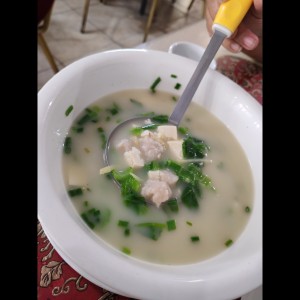 Sopa de mostaza amarga con tofu y bolitas de pescado ??