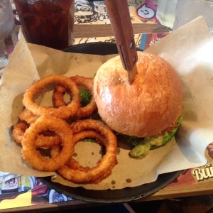 Oaxacan burger con aros de cebollas