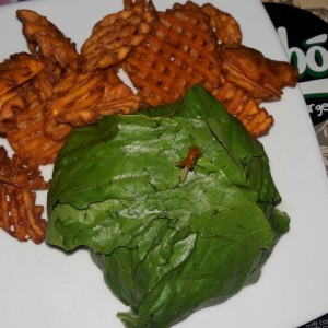 Hamburguesa Argentina envuelta en lechuga con camotes