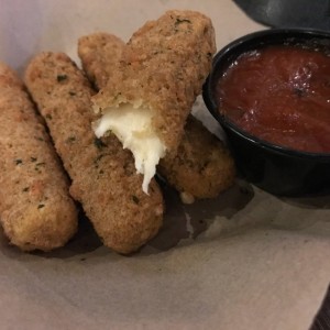 Deditos de mozarella con salsa pizza