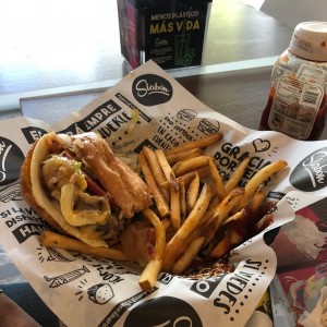 la hamburguesas de mi hijo. ya mordida. creo que llegamos con hambre y se nos olvido tomar una foto mas bonita. nos gano las ganas de meterle el diente.