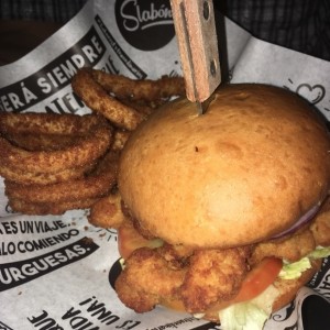 hamburguesa chicken mamma con aros de cebolla
