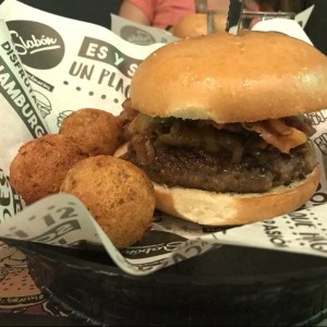 Hamburguesa armada con perlas de yuca