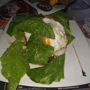 Hamburguesa envuelta en lechuga