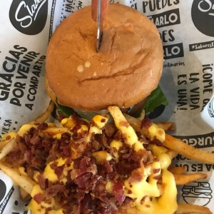 blue cheese y papas con queso y tocineta