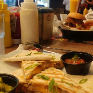 Quesadillas de pollo+ pork burguer