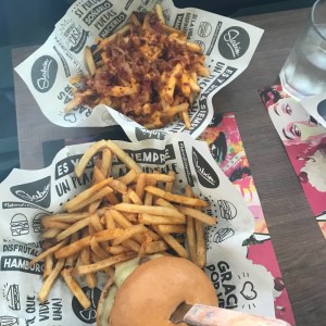 la abuela con papas fritas y papas fritas con queso y bacon adicional