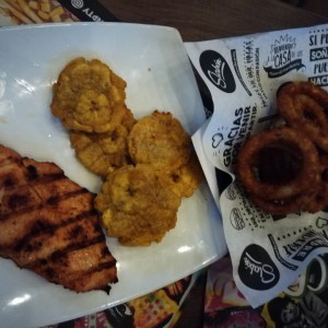 pollo a la plancha patacones y aros de cebolla
