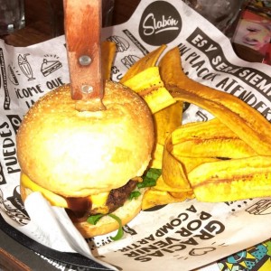 hamburguesa y platanos
