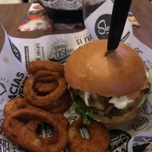 Mushroom Swiss con aros de cebolla