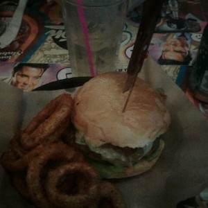 hamburguesa blue cheese y aros de cebolla