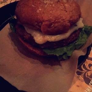 Hamburguesa al gusto,pan integral 1 libra y media de carne,pepinillos y queso mozarella