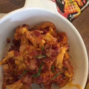 papas con queso y bacon