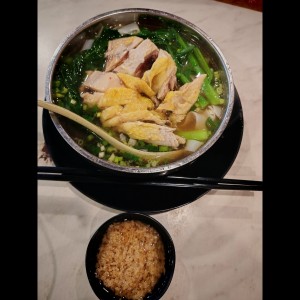 Sopa de tallarines con gallina de patio en salsa de jengibre