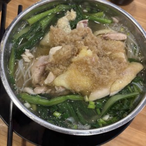 Sopa de fideo con gallina sancochada 