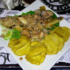 Pescado frito con frutos del mar y patacones