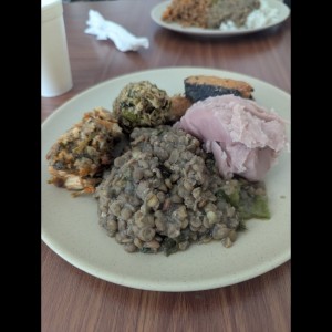 Lentejas, puré de otoe, bolita de berro, bolita de soya agridulce, soya apanada 