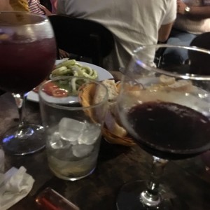 vino tinto, sangria y calamares