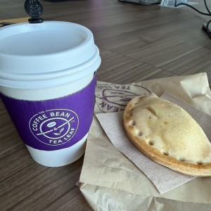 Capuchino y empanada de queso crema