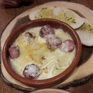 Queso fundido con chorizo