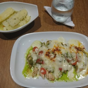 pollo caprese y yuca al mojo