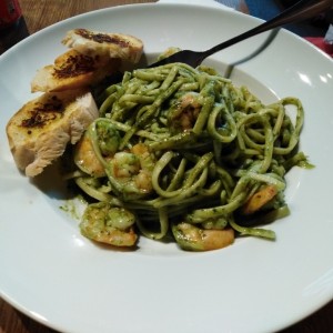 linguini al pesto con camarones