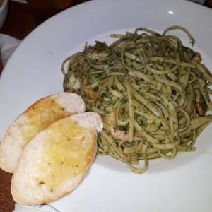 Pasta al pesto con camarones