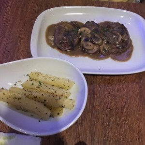 Filet Mignon con yuca al mojo