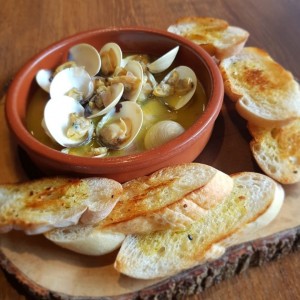 almejas al ajillo